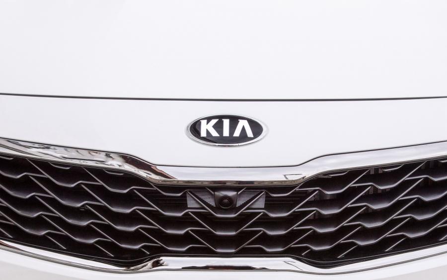 Логотип Kia Optima Sportswagon GT Line (JF) 2018 года  (WW) (фото 38 из 44)